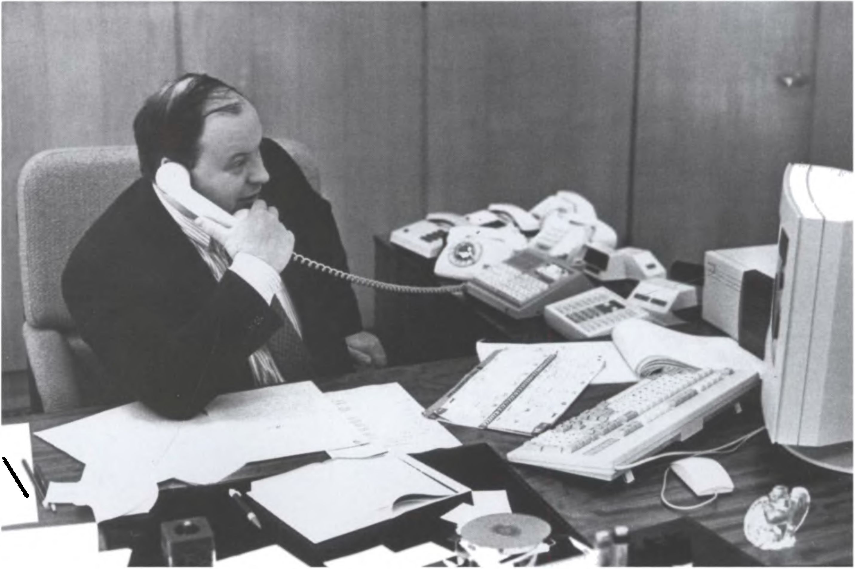 Егор Гайдар в кабинете Института экономических проблем переходного периода, 1993 г. © Фонд Егора Гайдара